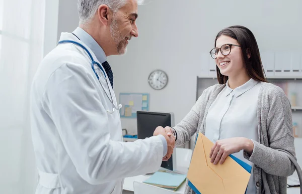 Läkare och patient skakar hand — Stockfoto