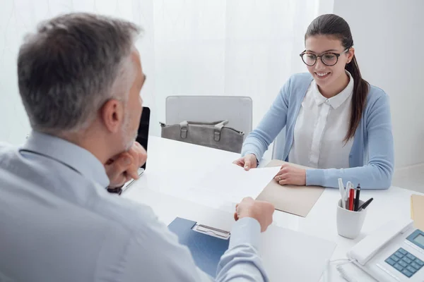 Woman showing resume to manager in office — Stock Photo, Image