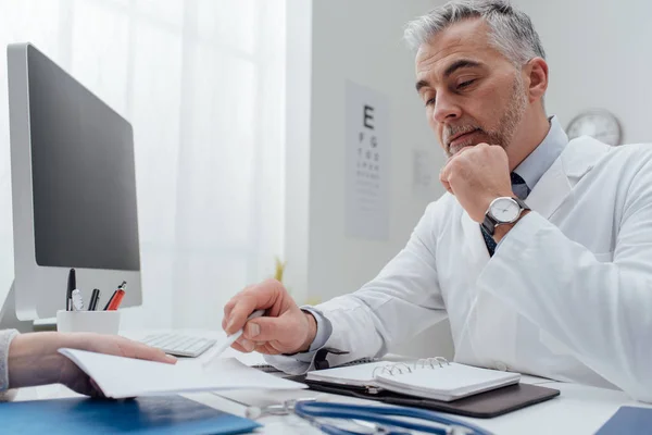 Médico que consulta o paciente no consultório — Fotografia de Stock