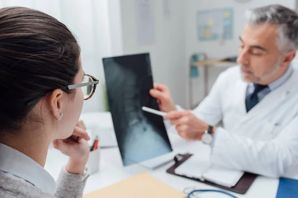 Professioneller Radiologe berät Patienten — Stockfoto