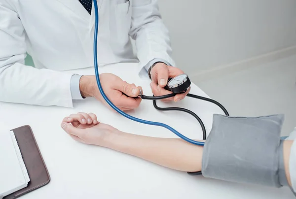 Doktor hastanın kan basıncını kontrol — Stok fotoğraf