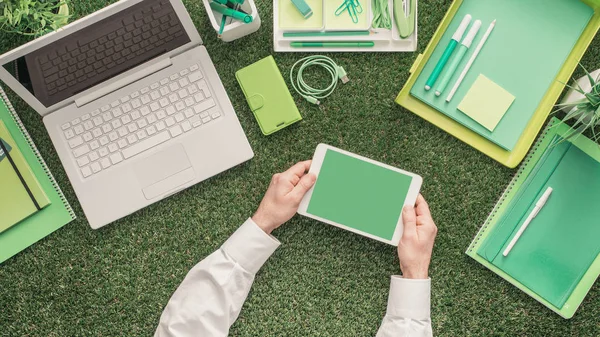 Zakenman die digitale tablet gebruikt — Stockfoto