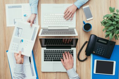 İş adamları birlikte çalışıyor.