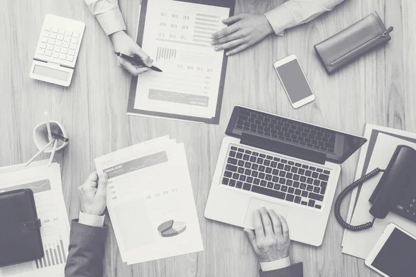 İş adamları birlikte çalışıyor.