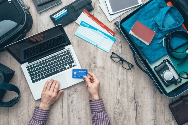 Traveler packing bag and booking flight — Stock Photo, Image