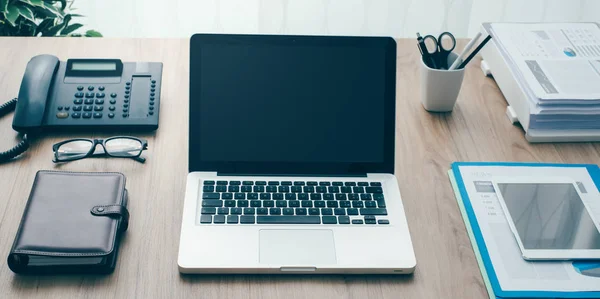 Organiserat arbete desktop med laptop — Stockfoto