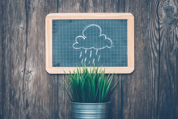 Wolken en regen puttend uit schoolbord — Stockfoto