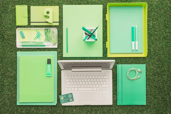 Material de escritório verde e laptop — Fotografia de Stock