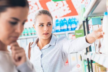 Genç kadın süpermarkette alışveriş