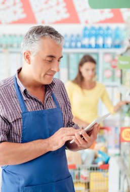 Süpermarket katip dijital tablet ile