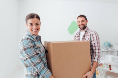 gülümseyen iki yeni evime taşınmaya