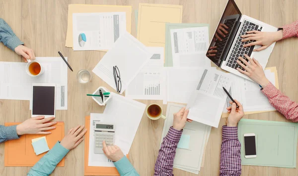 Equipe de negócios trabalhando na mesa de escritório — Fotografia de Stock