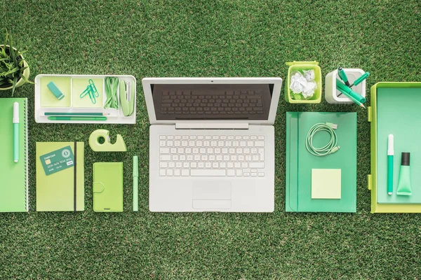 Laptop og grønt kontorutstyr – stockfoto