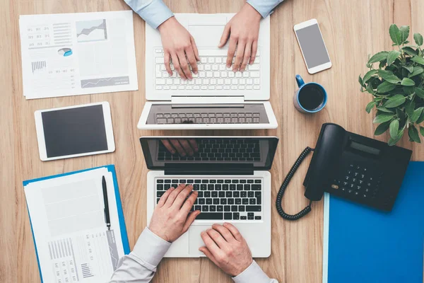 Geschäftsleute arbeiten zusammen — Stockfoto