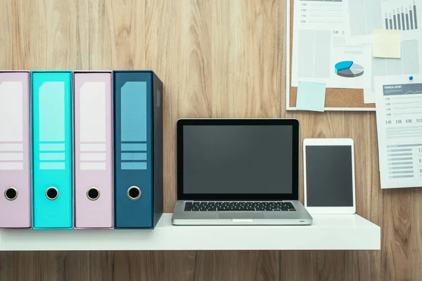 Laptop și foldere pe raft — Fotografie, imagine de stoc