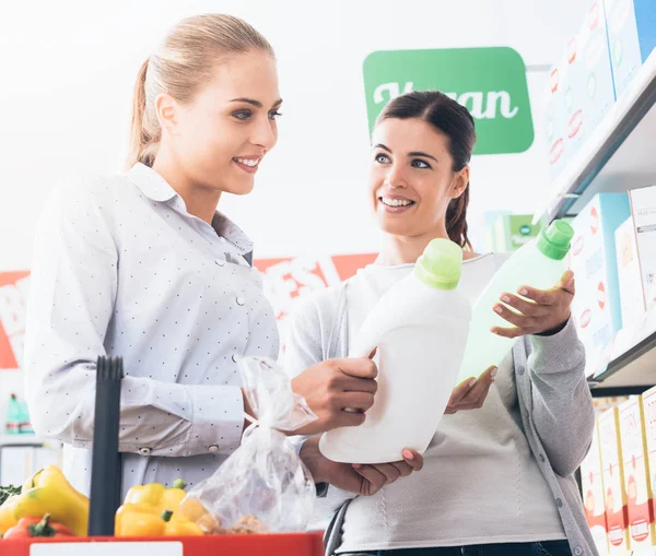 Mulheres fazendo compras de supermercado — Fotografia de Stock