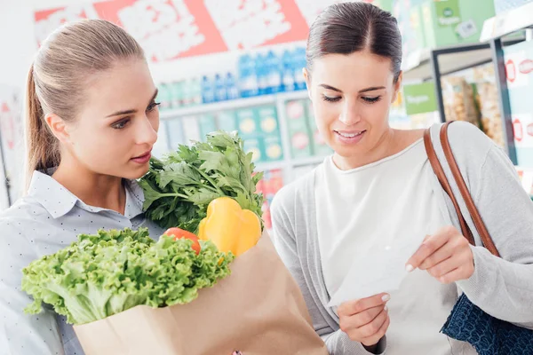 Vrouwen shoppen bij supermarkt — Stockfoto