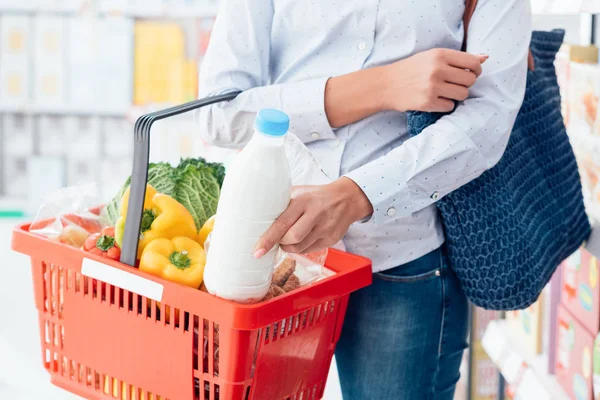 bakkal alışveriş yaparken kadın