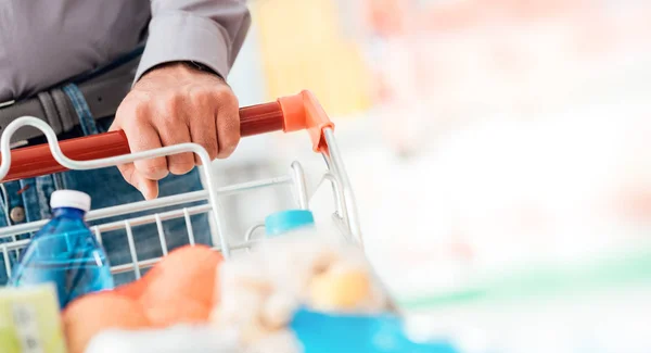 Homem fazendo compras de supermercado — Fotografia de Stock