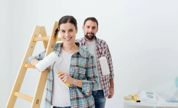 Молодая пара рисует новый дом — стоковое фото