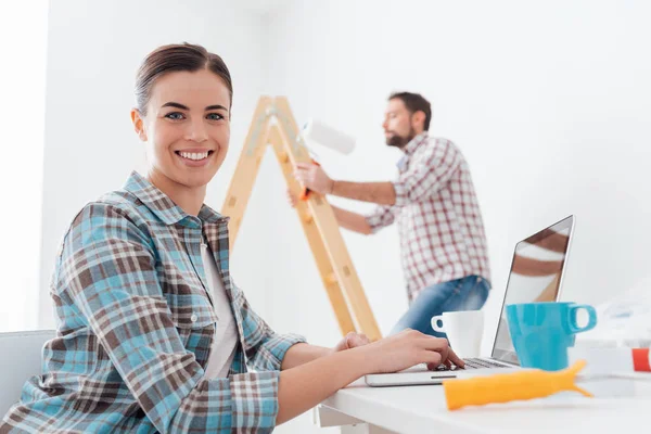 Junges Paar renoviert neue Wohnung — Stockfoto