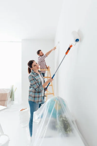 Young couple painting house — Stock Photo, Image