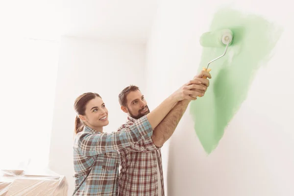 Young loving couple renovating home — Stock Photo, Image