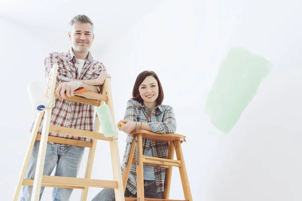 Feliz pareja pintando en casa — Foto de Stock