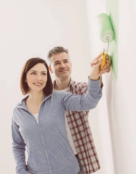 Glimlachend liefdevolle paar schilderij kamer — Stockfoto