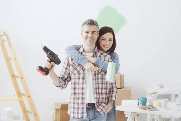 Pareja amorosa haciendo renovaciones en casa — Foto de Stock