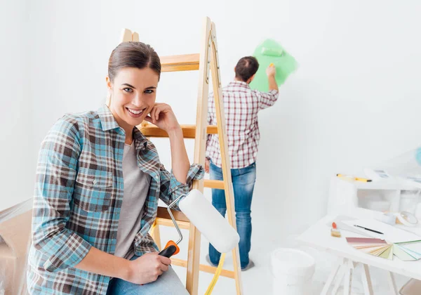 Jong (echt) paar schilderij nieuw huis — Stockfoto