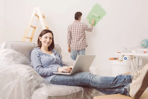 Happy couple doing home renovations — Stock Image Happy couple doing home renovations Stock Picture