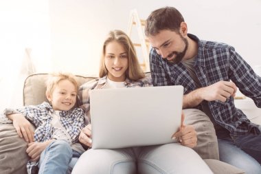 Yeni evde mutlu aile