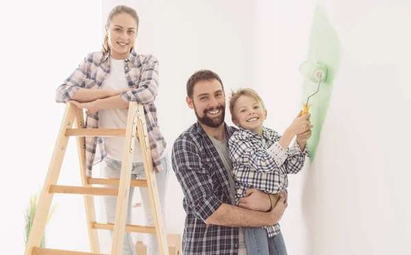 Jeune famille rénovant la maison — Photo