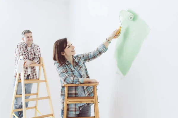 Pareja renovando casa — Foto de Stock