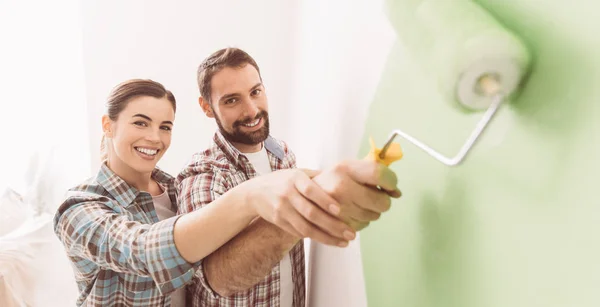 Jeune couple affectueux rénovant la maison — Photo