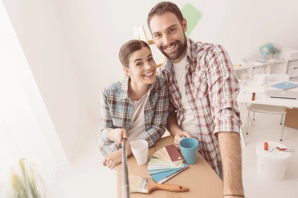 Unga par som flyttar in i nytt hus — Stockfoto