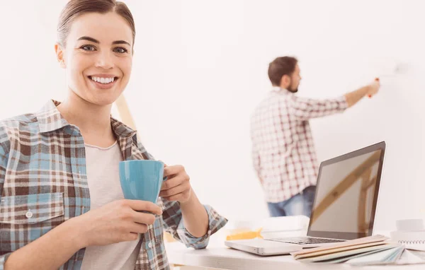 Pareja joven renovando casa nueva — Foto de Stock