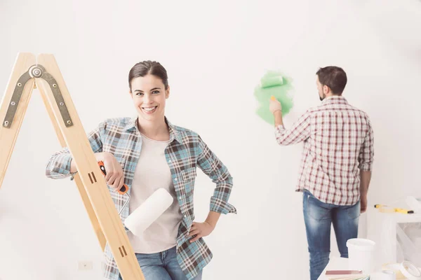 Young couple redecorating new house — Stock Photo, Image