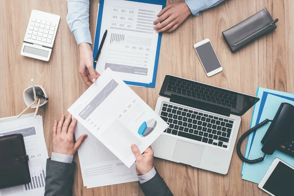 İş adamları birlikte çalışıyor.