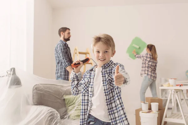 Jovem família renovando casa — Fotografia de Stock