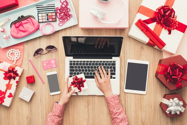 Kadın müşteri online alışveriş 