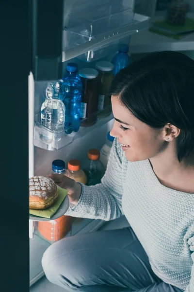Woman having unhealthy snack — Stock Photo, Image