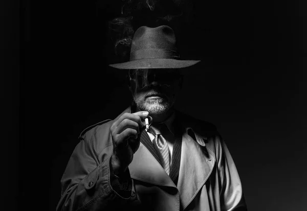 Homem fumando cigarro — Fotografia de Stock