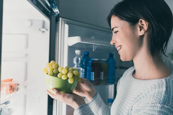 Kvinna med hälsosamt mellanmål — Stockfoto