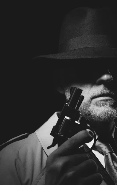 Detective sosteniendo arma — Foto de Stock