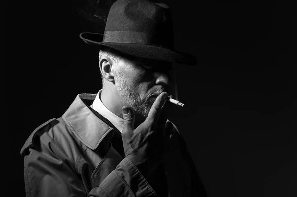 Old fashioned man smoking cigarette — Stock Photo, Image