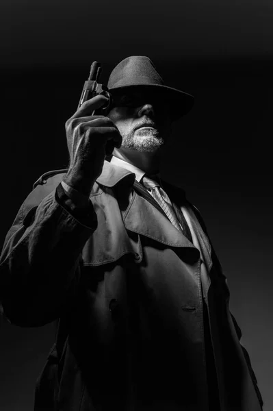 Detective posing in dark — Stock Photo, Image