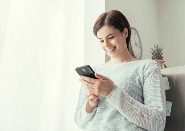 Frau schreibt SMS mit Smartphone — Stockfoto