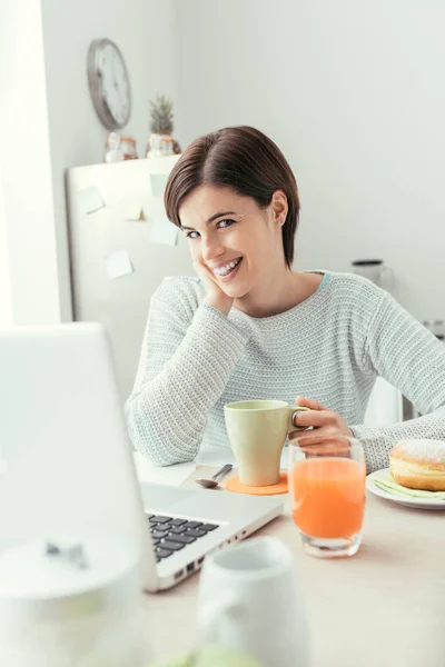 Mulher tomando café da manhã — Fotografia de Stock